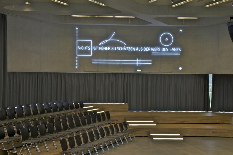 Alfredo Jaar zitiert Goethes Wilhelm Meister anhand von Neonröhren (Fotos: Daniel Shephard)