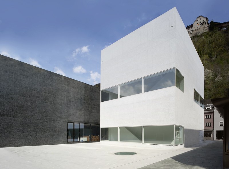 Der weiße Kubus der Hilti Art Foundation (Foto: Barbara Bühler)