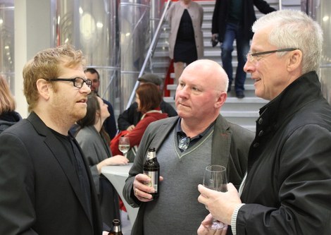 Künstler Matthias Klien (links) im Gespräch mit Dornbirns Kulturamtsleiter Roland Jörg (mitte) und Erhard Witzel von der Galerie QuadrART Dornbirn