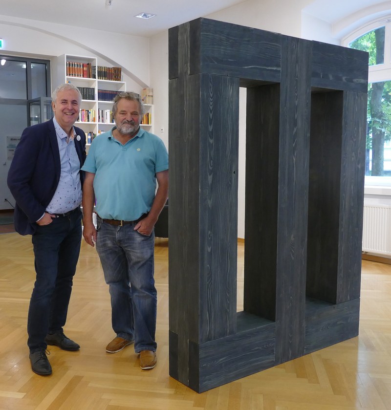 Bildhauer Herbert Meusburger (rechts) mit Heimo Stempfl, Leiter des Robert-Musil-Literatur-Museum Klagenfurt (Foto: Dieter Resei, Agentur Zeitpunkt)