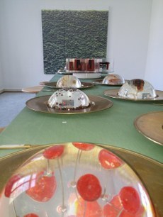 FriedensTafel mit FriedensSpeisen (z.B. Kirschen, Pfefferkörner, Samen, Sprossen, Fischkkopf,… in Acryl eingegossen) (Foto: Stefan Kemna)