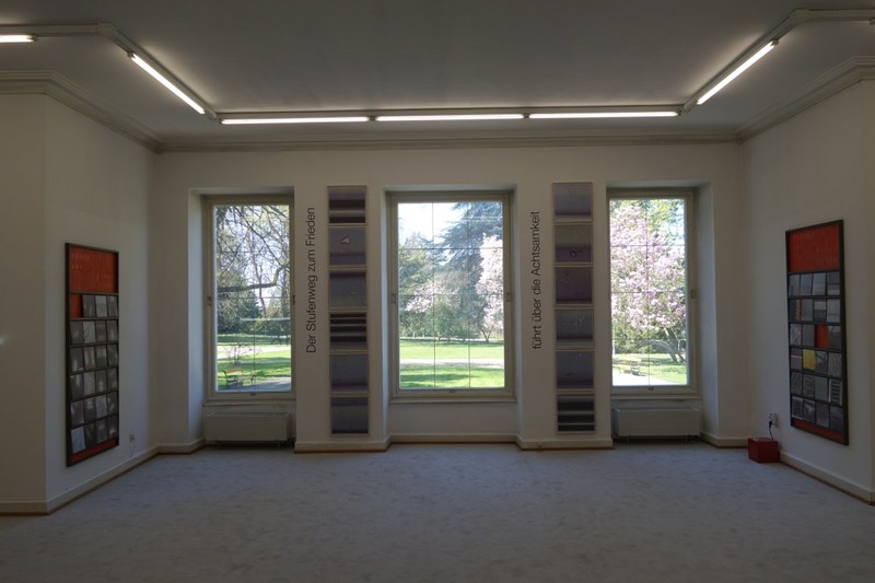 Empfangsraum peace art hotel mit 84 Teilansichten des Palais, darunter 12 mal „Ansichten der Treppe mit schmelzenden Schneestückchen“ als „Stufenweg zum Frieden“