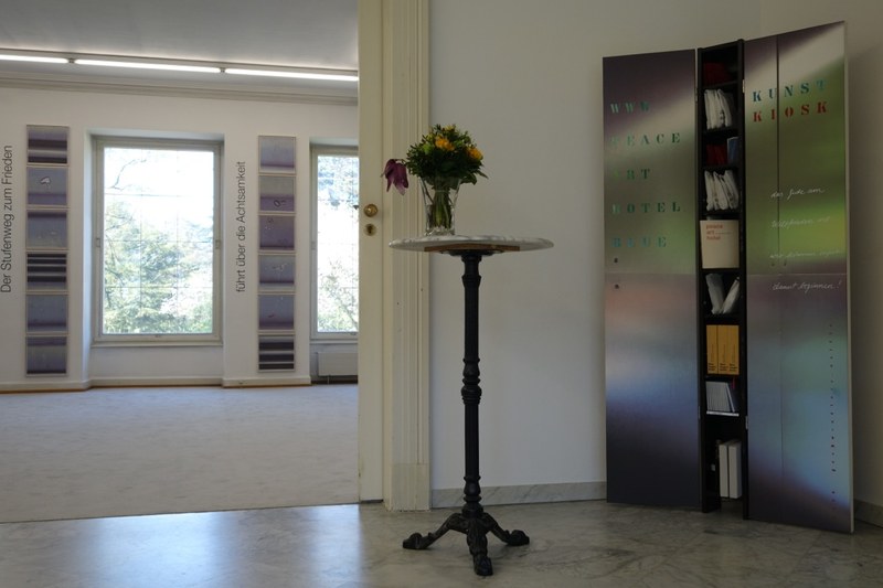 Blick ins Foyer des „peace art hotel 2“ im Künstlerhaus Bregenz. Im Vordergrund der KunstKiosk mit „Kleinkunstobjekten“ als KunstMitbringsel (Fotos 1-5: Ruth Gschwendtner-Wölfe)