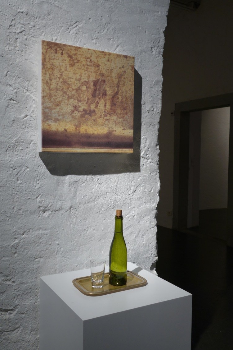 Das Foyer im Untergeschoss hält (symbolisch) die Kostbarkeit WASSER für die BesucherInnen bereit, auf goldenem Tablett, das - fotografiert - als ARTPRINT über dem Stillleben hängt.