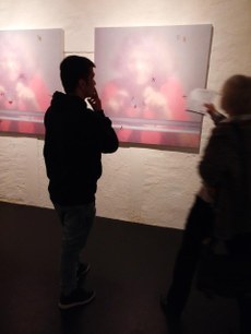 Besucher vor den Selbst-Portraits von Ruth Gschwendtner-Wölfle (Foto: Stefan Kemna)