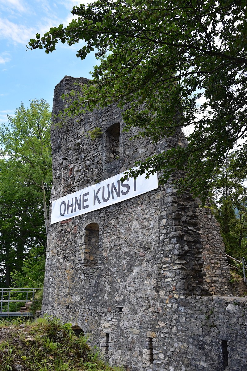 Beim Betreten der Burgruine Alt-Ems wird zuerst nur der erste Teil des Statements von Peter Wehinger erkennbar (Fotos: Karlheinz Pichler)