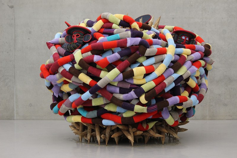 Pascale Marthine Tayou: "Africonda" (Installation aus 4000 Waschlappen, Foto: Karlheinz Pichler)