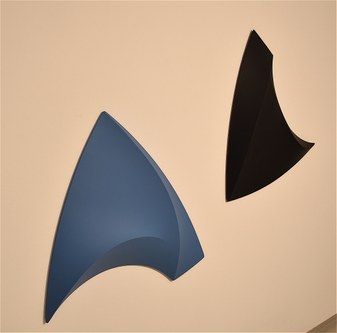 Diego Sindbert: Doppelform blau und Doppelform schwarz, 2018, Acryl auf Leinwand