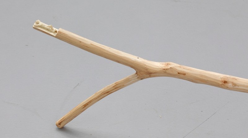 Toni Ostler: Ruheposition. Haselnuss-Stecken, 1560x16x2 cm, 2016