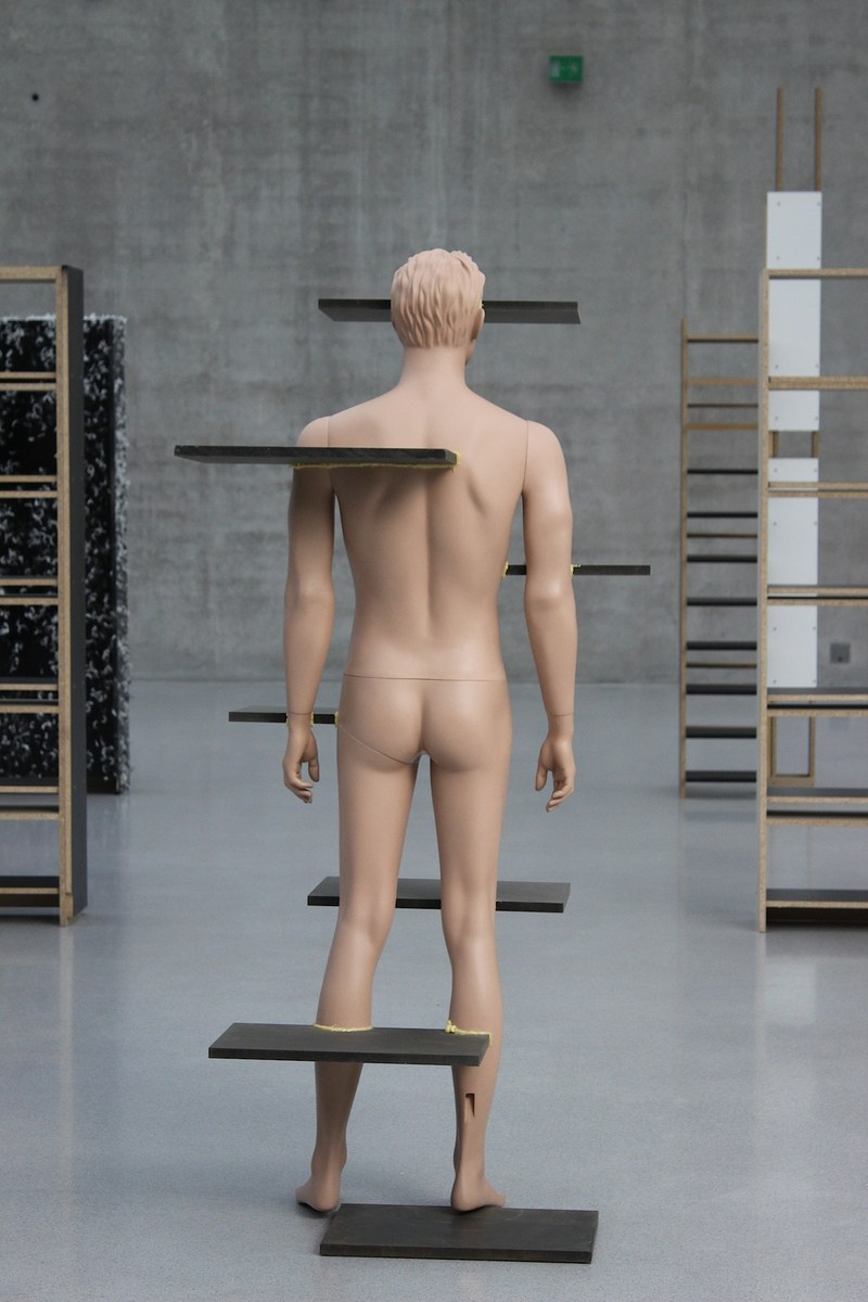 Heimo Zobernig: Ausstellungsansicht im 1. OG des KUB