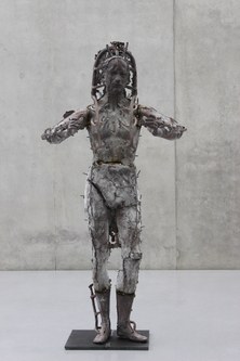 Bronzefigur von Heimo Zobernig im 3. OG des KUB (Fotos: Karlheinz Pichler)