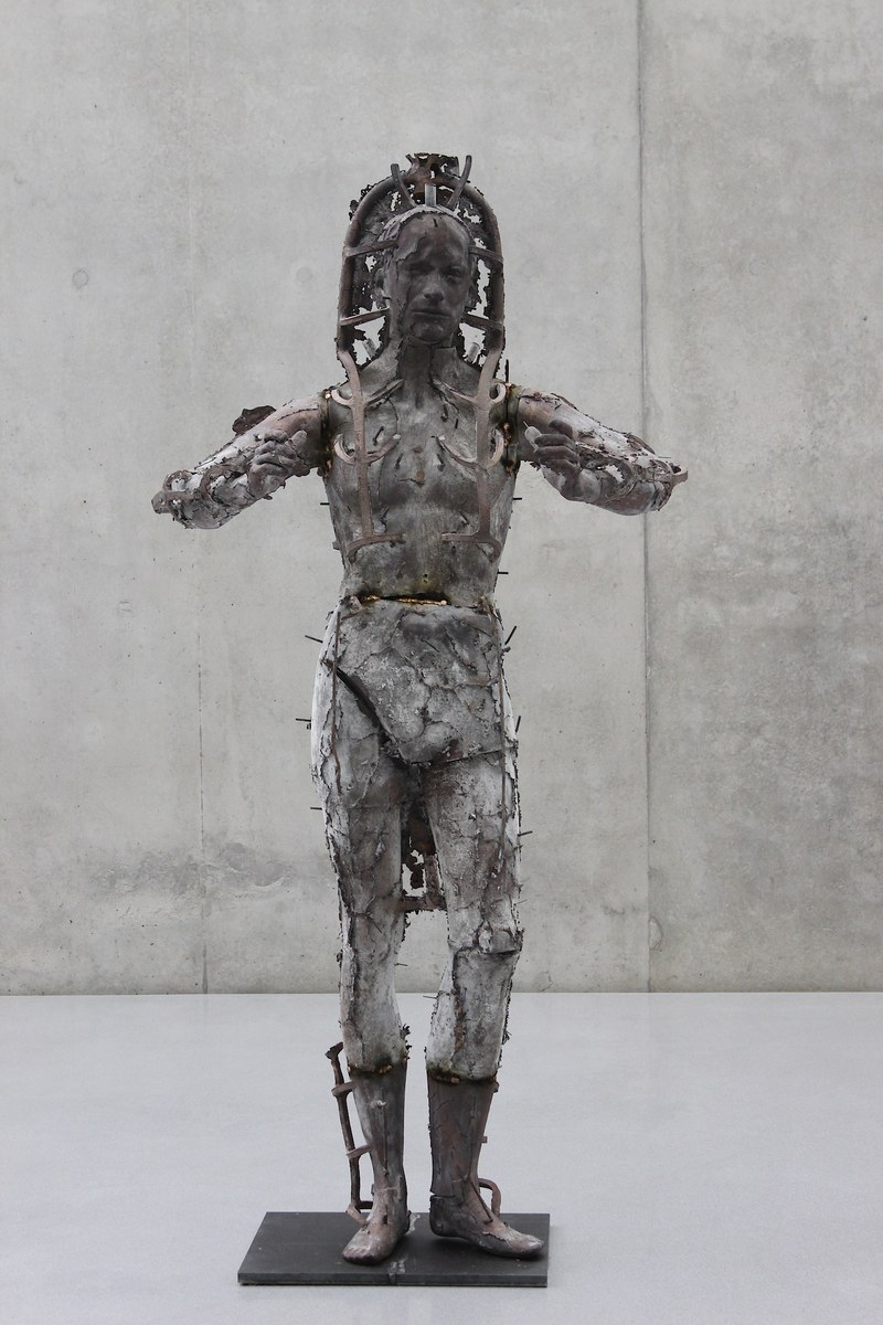 Bronzefigur von Heimo Zobernig im 3. OG des KUB (Fotos: Karlheinz Pichler)
