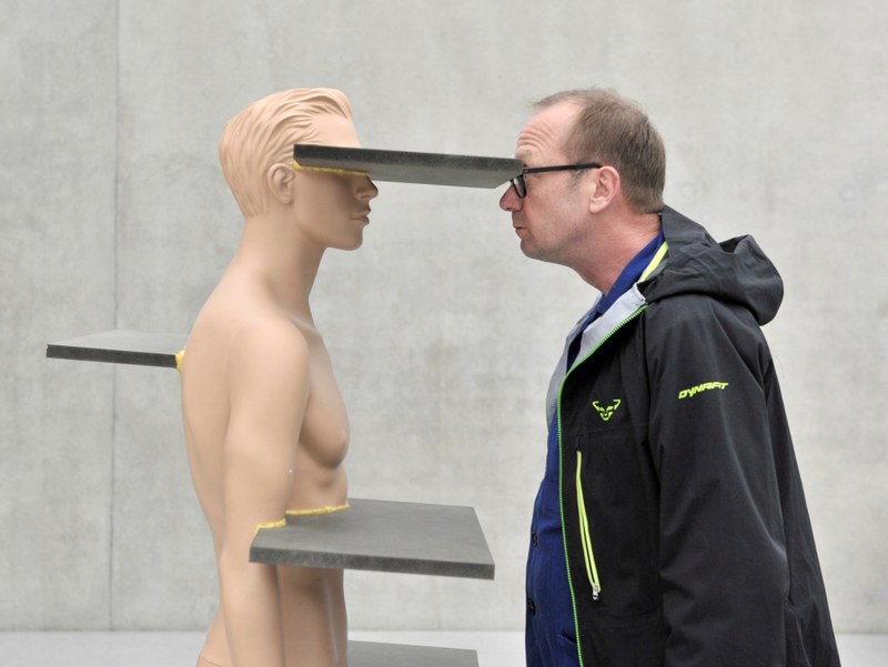 Heimo Zobernig - auf Augenhöhe mit einer seiner Schaufensterpuppe (Foto: Sagmeister)