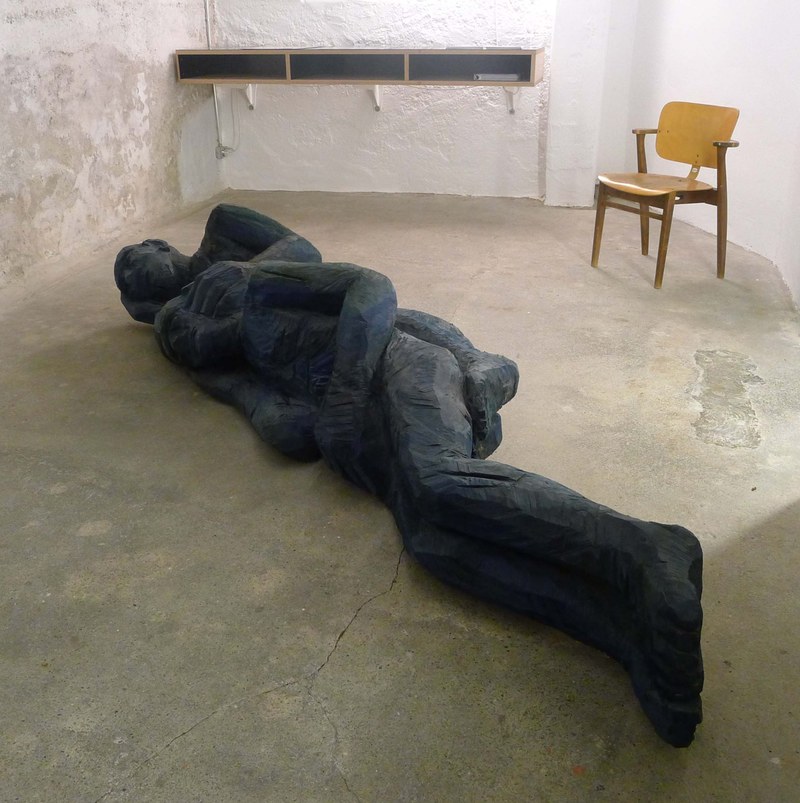 Josef Felix Müller: Zwei Liegende, 1998, Pappel bemalt