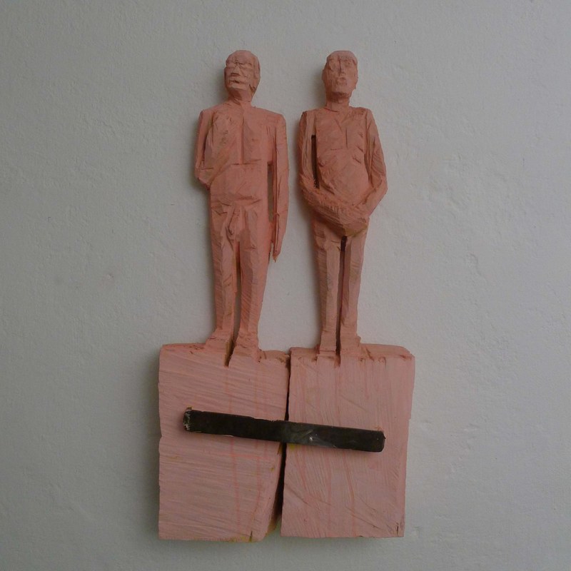 Josef Felix Müller: Rosa Paar, 1997-2011, Lindenholz bemalt, Eisen