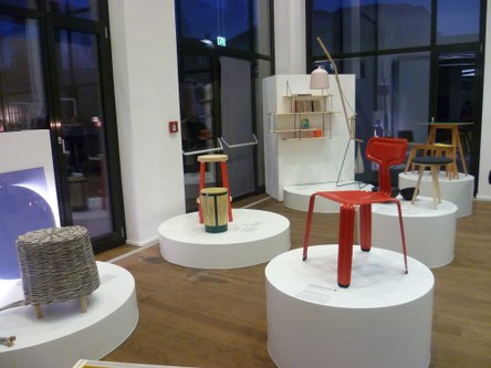 Rechts im Bild der rote „Pressed Chair“ von Harry Thaler