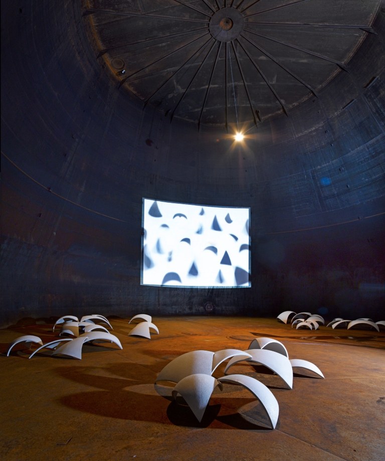 Maria Jansa: Metamoroph. Installation, 2014 (33 Keramiken, Video, Sound)