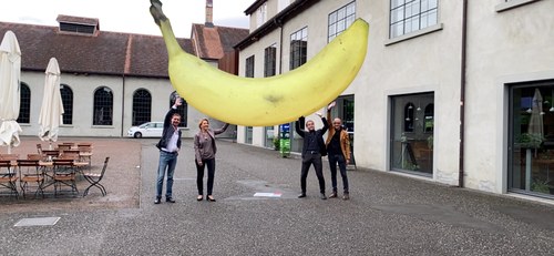 Erwin Wurm: "Banana Levitating" mit Jürgen Weishäupl, Bürgermeisterin Andrea Kaufmann, Kulturstadtrat Alexander Juen und Kunstraum-Chef Thomas Häusle