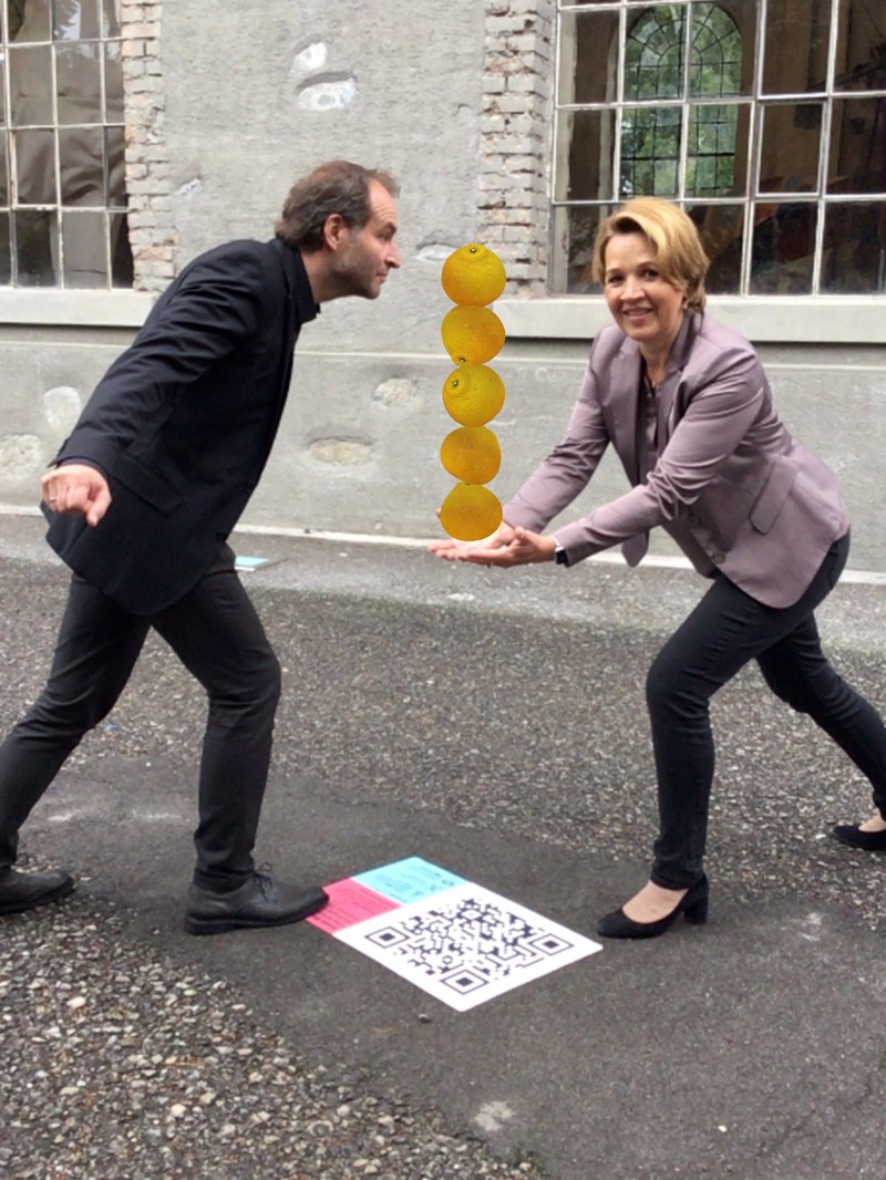 One Minute Sculptrue mit Orangen (Studio Erwin Wurm 2021) mit Kulturstadtrat Alexander Juen und Bürgermeisterin Andrea Kaufmann