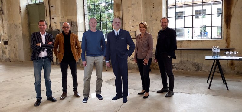 Gruppenbild mit den nur virtuell vorhandenen Erwirn Wurm und Gerald Matt (Mitte)