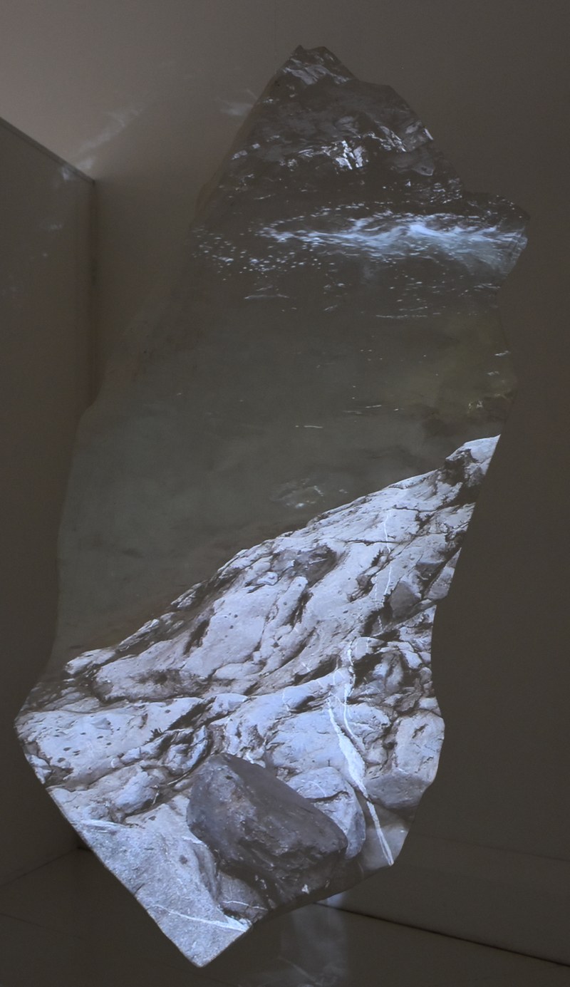 Hannes Ludescher: Videoprojektion auf Papierstein, 1:10