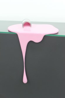 Markus Hofer: Umgefallene Lackdose (pink), 2012 (Lackdose, Metall, Holz, Spachtelmasse, Lack); Foto: kapi