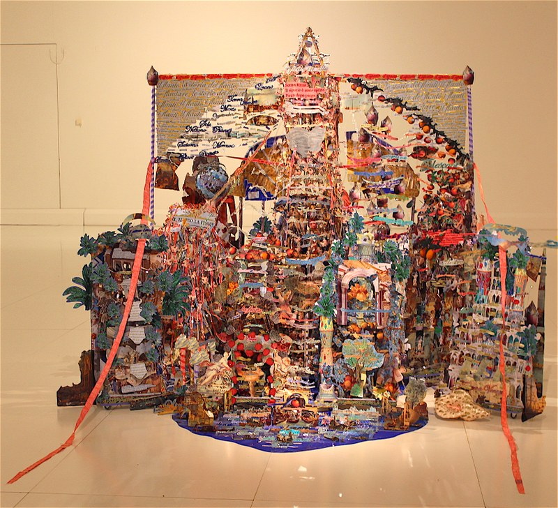 Susanne Keller: "Musicisti", 2015-16, Stuhl, Holz auf Rädern, Bilder, Karton, Acryl, Folie, DVD-Player, Lautsprecher, Diaprojektoren, Text