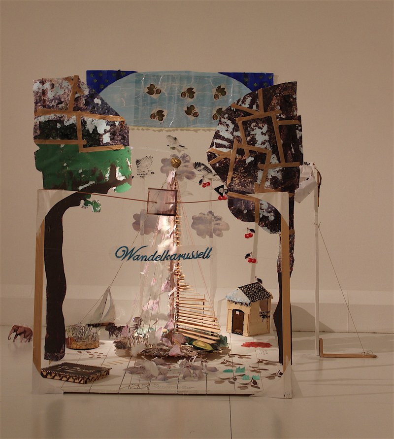Susanne Keller: "Das Wandelkarussel", 2010, Holz, Karton, Steine, Bilder, Federn, Acryl. Metall, Klebstoff