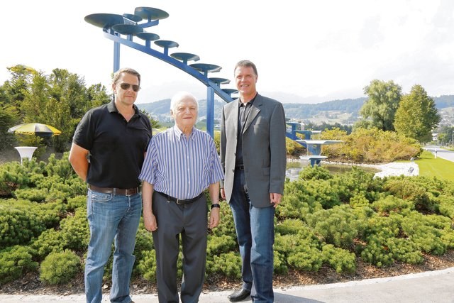 Bildhauer Georg Malin (Mitte), Initiator Olaf Gassner (Amati, li), Ortsvorsteher von Mauren Freddy Kaiser (Bild: pd)