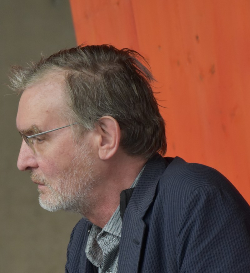 Thomas Schütte in Nachdenkpose (Foto: Karlheinz Pichler)