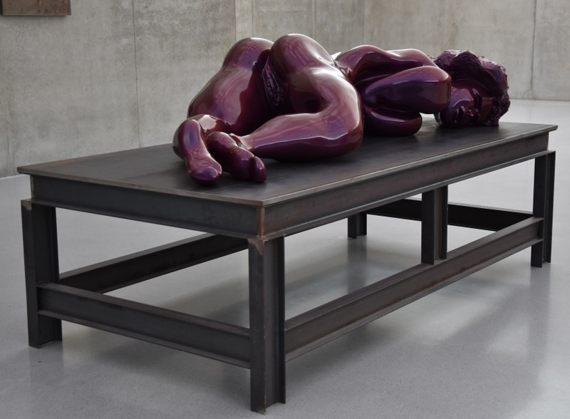 Thomas Schütte: Aluminiumfrau Nr. 12, 2007, Aluminium, roter Chamäleonlack