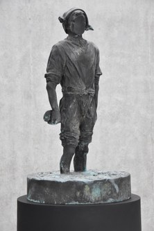 Thomas Schütte: Mann ohne Gesicht, 2018, patinierte Bronze, Stahl