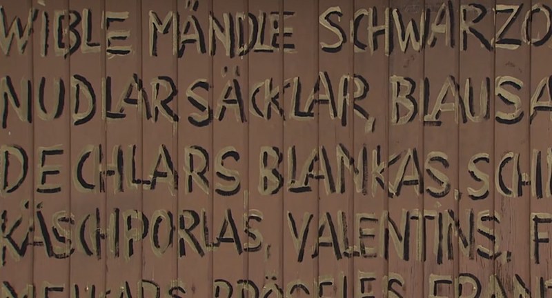 Tone Fink: Schriftbild am Garagentor (Ausschnitt)