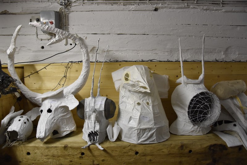 Im ehemaligen Stall sind die Tiermasken von Tone Fink aufgefädelt (alle Fotos: Karlheinz Pichler)