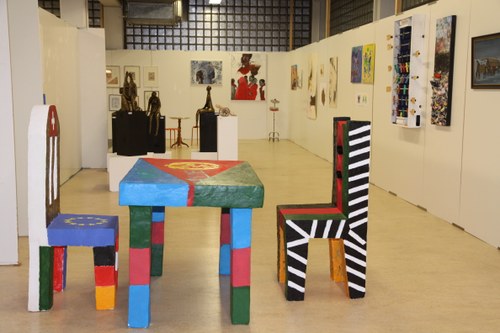 Die Ausstellung „Über-Brücken – Kulturen begegnen sich“ in der Art dOséra zeigt  Werke und Veranstaltungen von dort stattfindenden Projekten mit Flüchtlingen und Kunstschaffenden