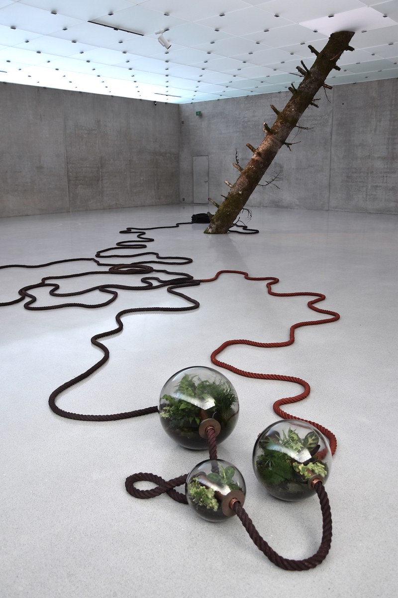 Otobong Nkanga: Unearthed - Midnight, 2021, Installation, div. Materialien, Tapisserie (© Karlheinz Pichler)