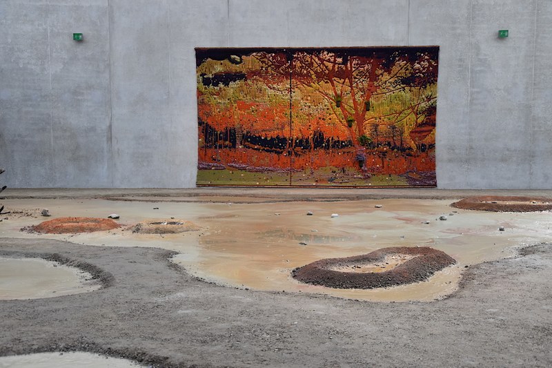 Otobong Nkanga: Unearthed - Sunlight, 2021, Installation, diverse Materialien, Tapisserie (© Karlheinz Pichler)
