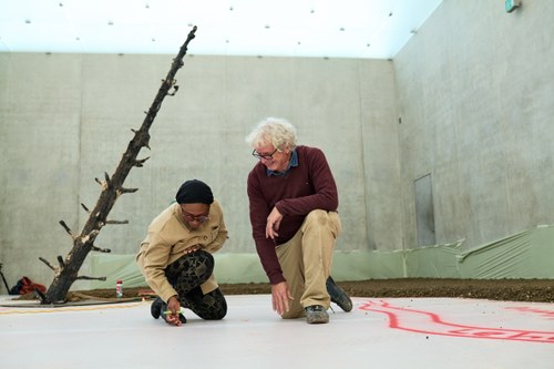 Otobong Nkanga und Martin Rauch beim Aufbau der Ausstellung (© Miro Kuzmanovic)