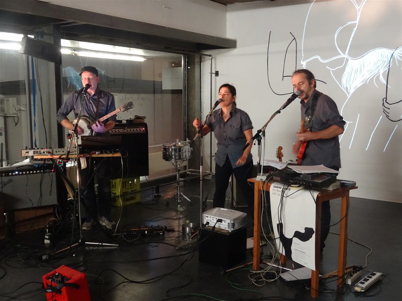 Sabine Marte gab im Rahmen ihrer Vernissage in der Galerie Lisi Hämmerle ein Konzert mit ihrer Band "Pendler"