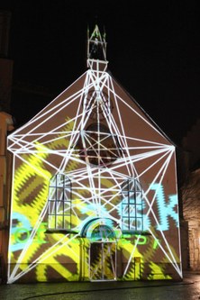 „Lighting up Times": Still aus der Lichtinstallation von Philipp Geist an der Fassade der Johanniterkirche Feldkirch