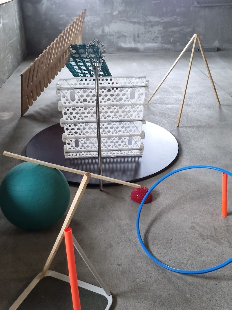 Katharina Anna Wieser - Assemblage mit vorgefundenen Materialien (© Karlheinz Pichler)