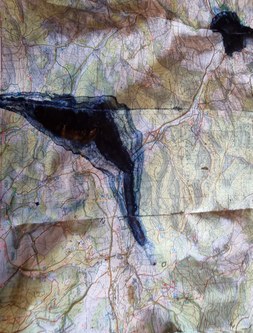 Eva-Maria Lopez - Landkarten mit sich isohypsenartig ausbreitender Farbe (© Karlheinz Pichler)