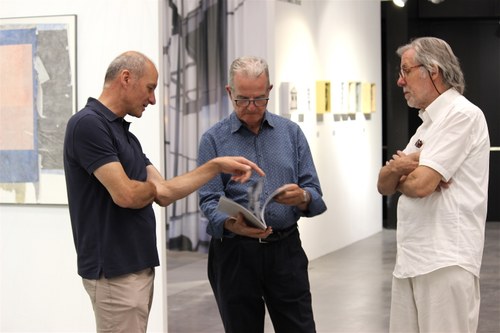 Künstler Christoph Luger (links) im Gespräch mit Wilhelm Otten (Mitte) und Galerist Peter Lindner