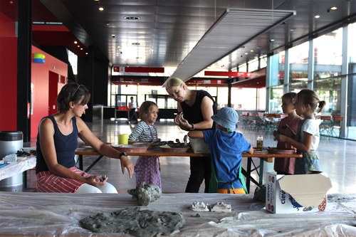 Kunst.Kids: Die Künstlerinnen Franziska Stiegholzer und May-Britt Nyberg Chromy bringen Kindern von Messebesuchern die Kunst näher