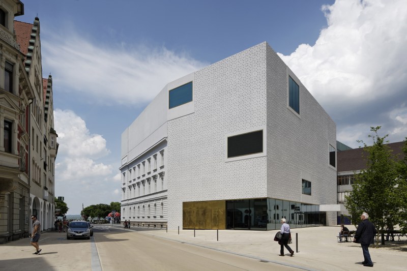 Das vorarlberg museum von der Rathausstraße aus gesehen (Foto © Hanspeter Schiess).