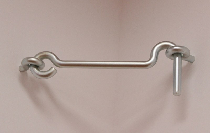 Marco Eberle: "Raumbinder", 2015, Haken mit Ringen, 31,5x100x14 cm