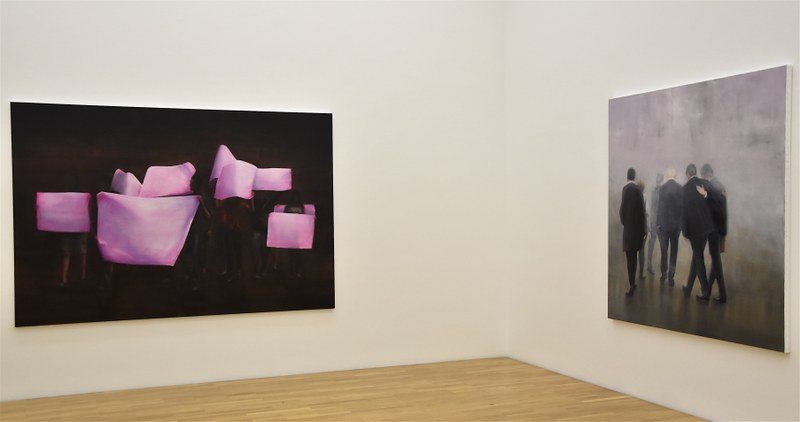 Ingmar Alge: "Protest", 2018, Öl auf Leinwand (links) und "Konferenz", 2018, Öl auf Leinwand (rechts)