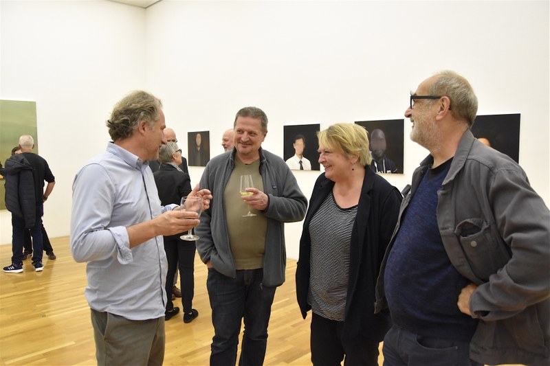 Ingmar Alge bei der Vernissage am 13.9. im Gespräch mit Michael Mittermayr, Frau Matt und Künstlerphilosoph Hubert Matt (alle Fotos: Karlheinz Pichler)