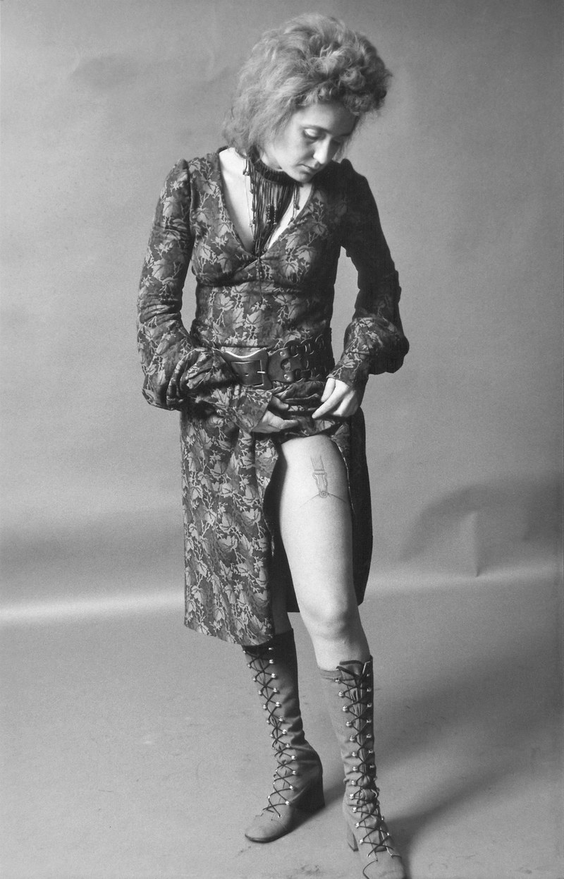 VALIE EXPORT,  Body Sign A, 1970, Fotografie, © Gertraude Wolfschwenger, Courtesy Charim Galerie Wien