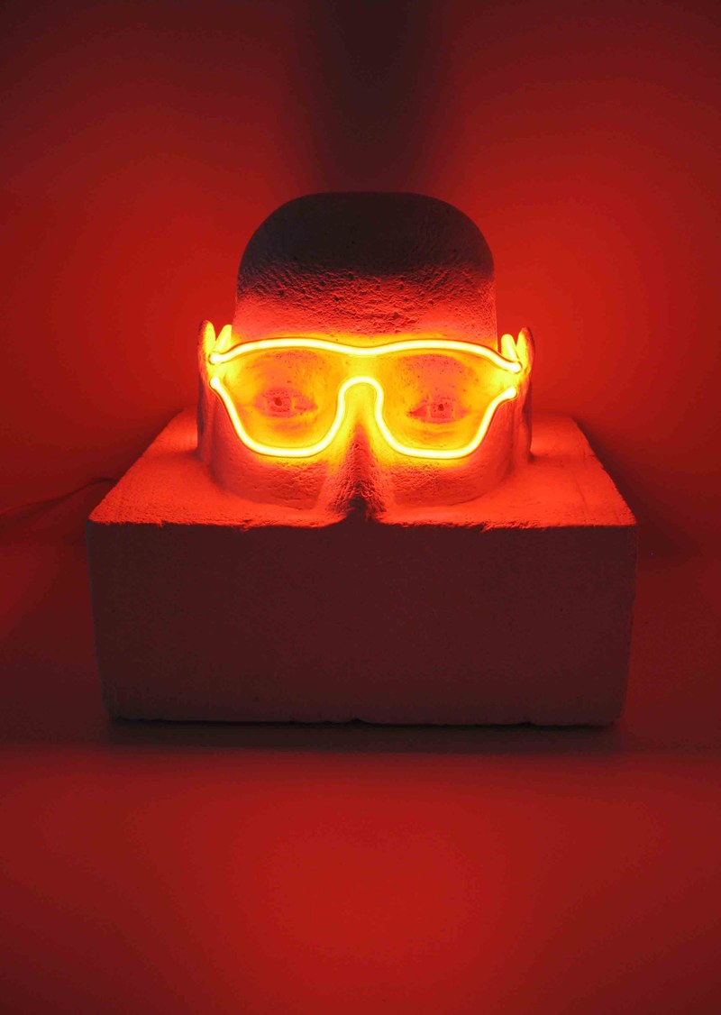 Melende Navarro: "Ojos Rojos (Rote Augen)". Leuchtröhren/Porenbeton, 1993